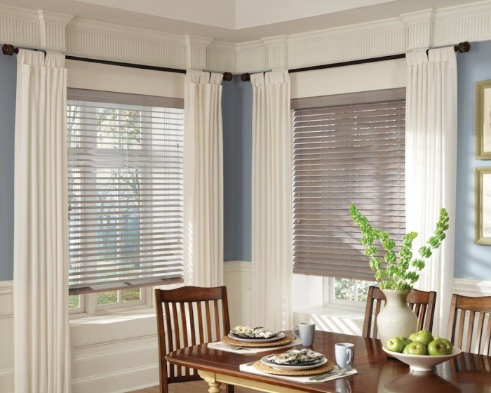 How to decorate windows that have horizontal blinds